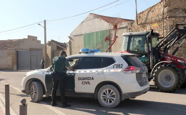 Agentes de la Guardia Civil en el municipio de Castrillo Tejeriego, donde tuvo lugar este verano un tiroteo que terminó con una persona muerta.