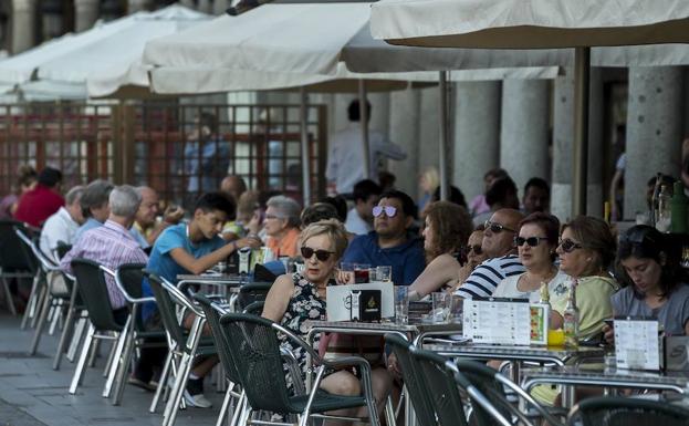 Terrazas llenas durante la tarde de ayer en la Plaza Mayor.