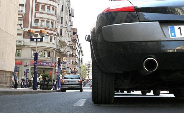 Un automóvil circula por Vitoria. 