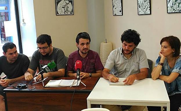 El coordinador provincial de Izquierda Unida, Iván Fradejas (centro) junto a compañeros de IU en el Exterior y Ganemos.