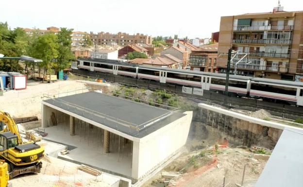 La plataforma que se encajará bajo las vías del tren ya está lista para ser arrastrada bajo el lecho ferroviario.