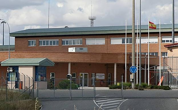 Acceso principal a las instalaciones de la carcel de Perogordo. 