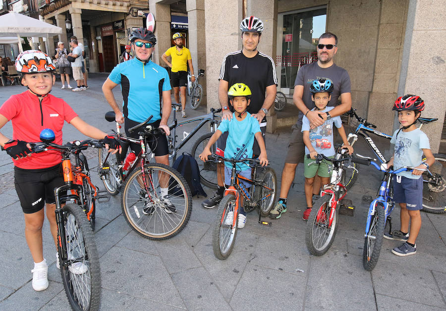 Fotos: Marcha ciclista del Dia del Alzheimer en Segovia