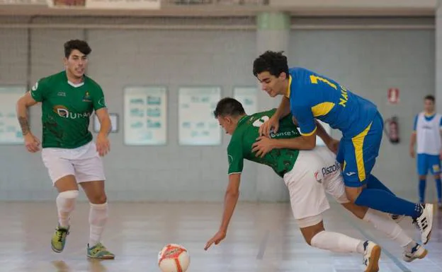 Una acción del partido entre el Cidade de Narón y el Albense. 