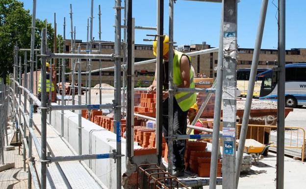 Un grupo de trabajadores, en un obra de la ciudad.