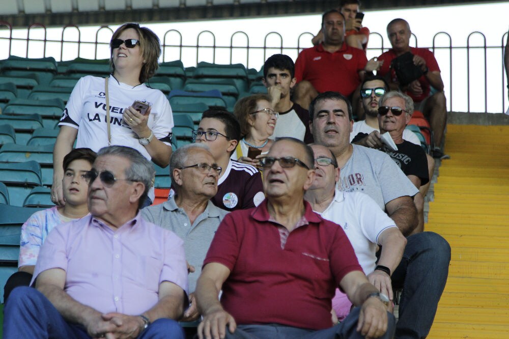 El conjunto chacinero se impone en unos trepidantes minutos finales y logra su primera victoria fuera de la Liga mientras que los de Campos encajan la primera derrota ante su afición