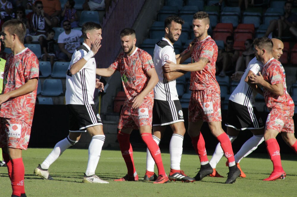 El conjunto chacinero se impone en unos trepidantes minutos finales y logra su primera victoria fuera de la Liga mientras que los de Campos encajan la primera derrota ante su afición