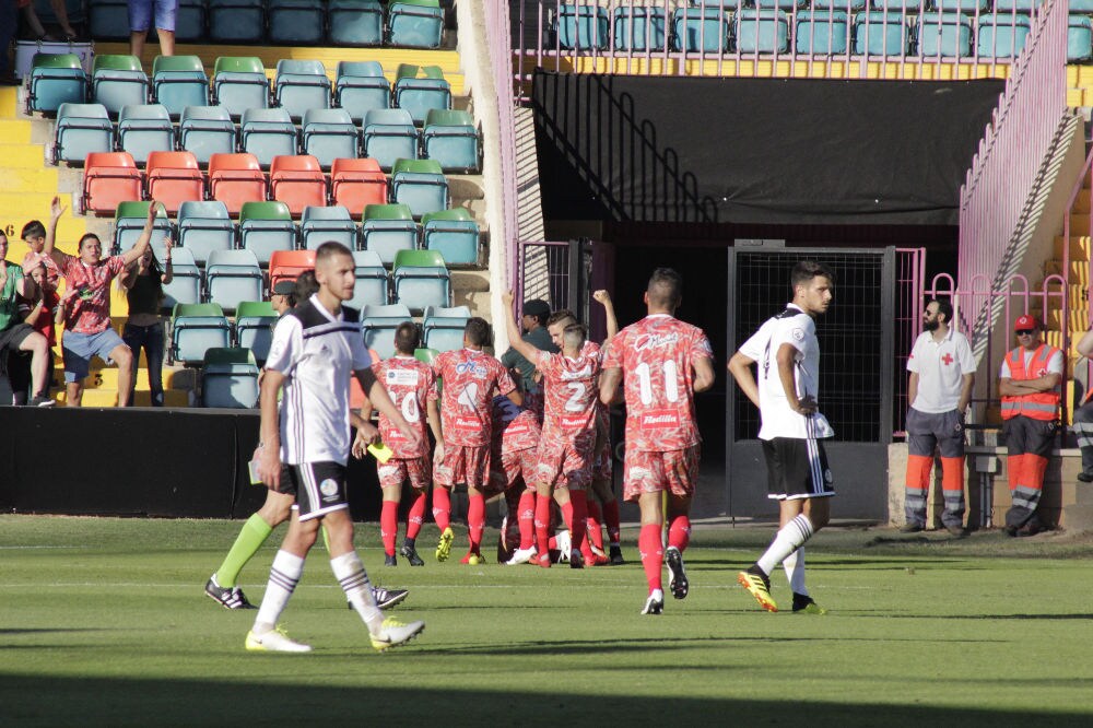 El conjunto chacinero se impone en unos trepidantes minutos finales y logra su primera victoria fuera de la Liga mientras que los de Campos encajan la primera derrota ante su afición