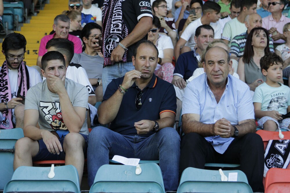 El conjunto chacinero se impone en unos trepidantes minutos finales y logra su primera victoria fuera de la Liga mientras que los de Campos encajan la primera derrota ante su afición