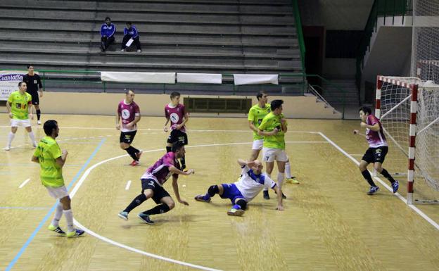 Momento de un partido del conjunto cuellarano durante la pasada temporada.