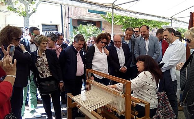 El alcalde de Tudela (tercero por la derecha), en la Feria de la Exaltación del Espárrago y la Artesanía de Tudela de Duero. 