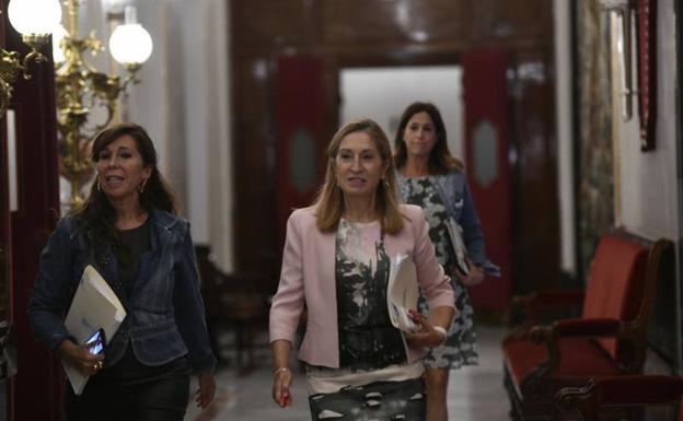 La presidenta del Congreso, Ana Pastor (centro), a su llegada a la reunión de la Mesa.