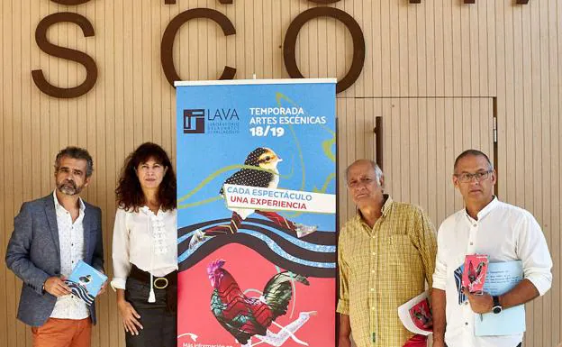 De izquierda a derecha, Juan Herrero, responsable de la programación infantil, Ana Redondo, concejala de Cultura y Turismo, Javier Martínez, responsable de la programación para adultos, y Juan Manuel Sanz, gerente de la Fundación Municipal de Cultura. 