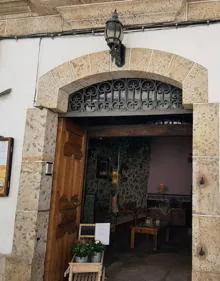 Imagen secundaria 2 - Albóndigas de retinto. Garbanzos de Fuentesaúco. A la derecha, entrada al restaurante. 