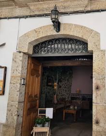 Imagen secundaria 2 - Albóndigas de retinto. Garbanzos de Fuentesaúco. A la derecha, entrada al restaurante. 