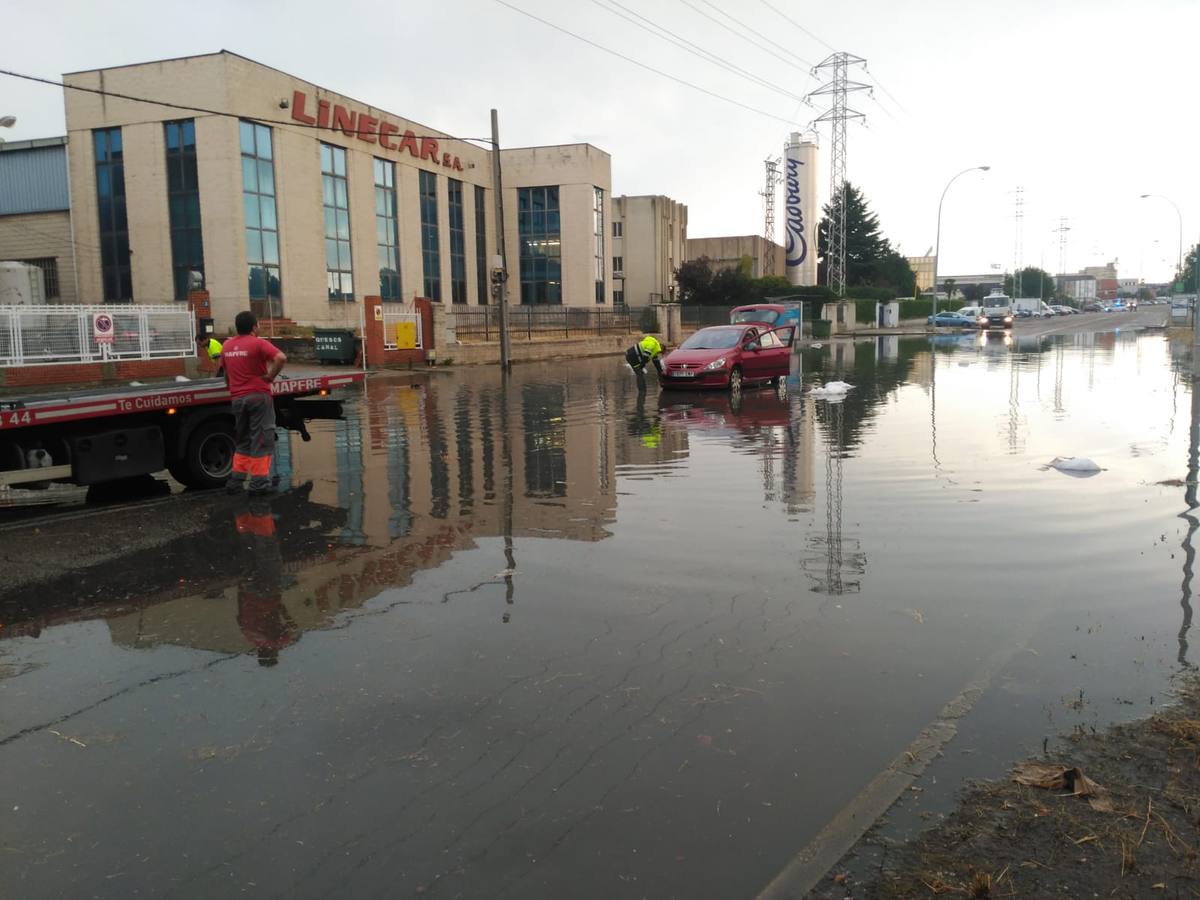 Fotos: La tormenta provoca inundaciones en el polígono de San Cristóbal de Valladolid