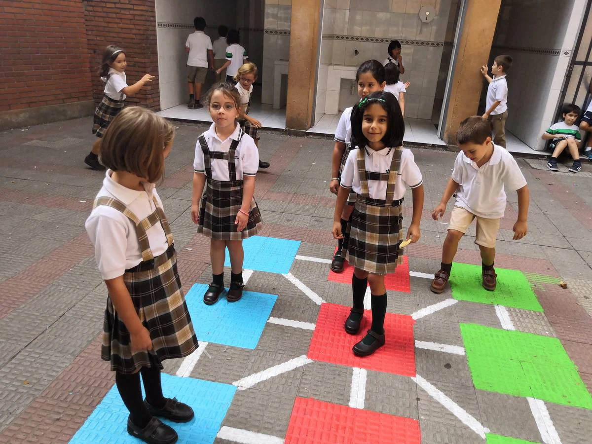 Los profesores han pintado rayuelas, tres en raya y circuitos de chapas en el pavimento del patio para que los niños jueguen en el recreo