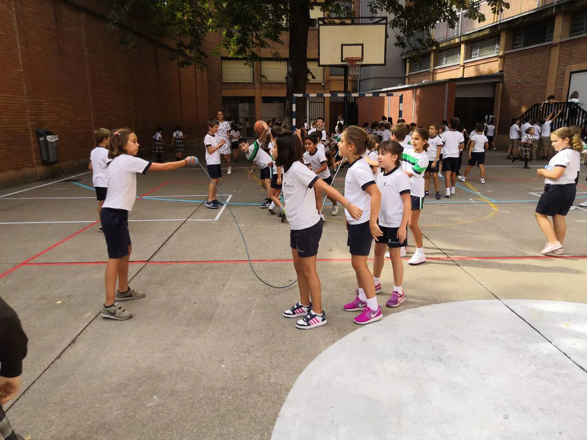 Los profesores han pintado rayuelas, tres en raya y circuitos de chapas en el pavimento del patio para que los niños jueguen en el recreo