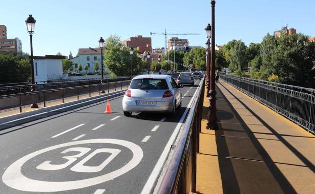 El Puente Mayor cuenta desde este martes con un ciclocarril limitado a 30 kilómetros por hora.