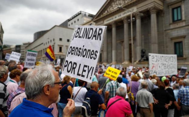 Un grupo de pensionistas ha vuelto hoy a rodear el Congreso.