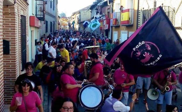 Peñistas durante el multitudinario desfile de ayer por la tarde.