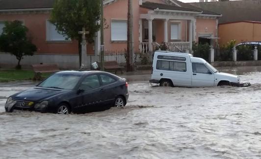 El desborde del arroyo desplazó varios vehículos. 