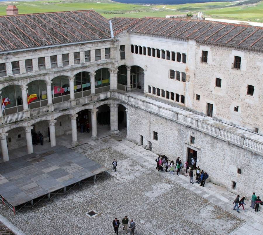 patio del instituto Duque de Alburquerque de Cuéllar.