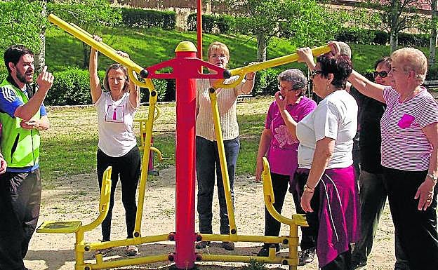 El monitor dirige la actividad en uno de los parques biosaludables.