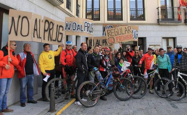 Protesta contra las restricciones del Plan Rector del Parque de Guadarrama el pasado abril.