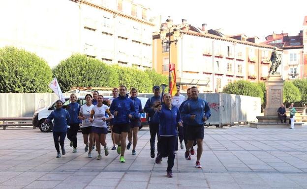 Los voluntarios de la Peace Run, en su llegada a Burgos. 