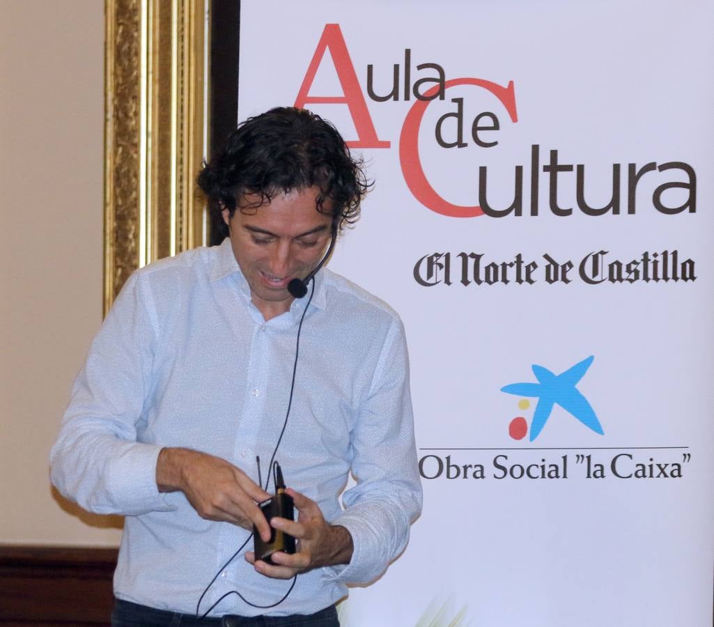 El autor riojano presentó su última novela, 'A merced de un dios salvaje en la Academia de Caballería, en un acto que sirvió como pistoletazo de salida de la nueva temporada del Aula de Cultura