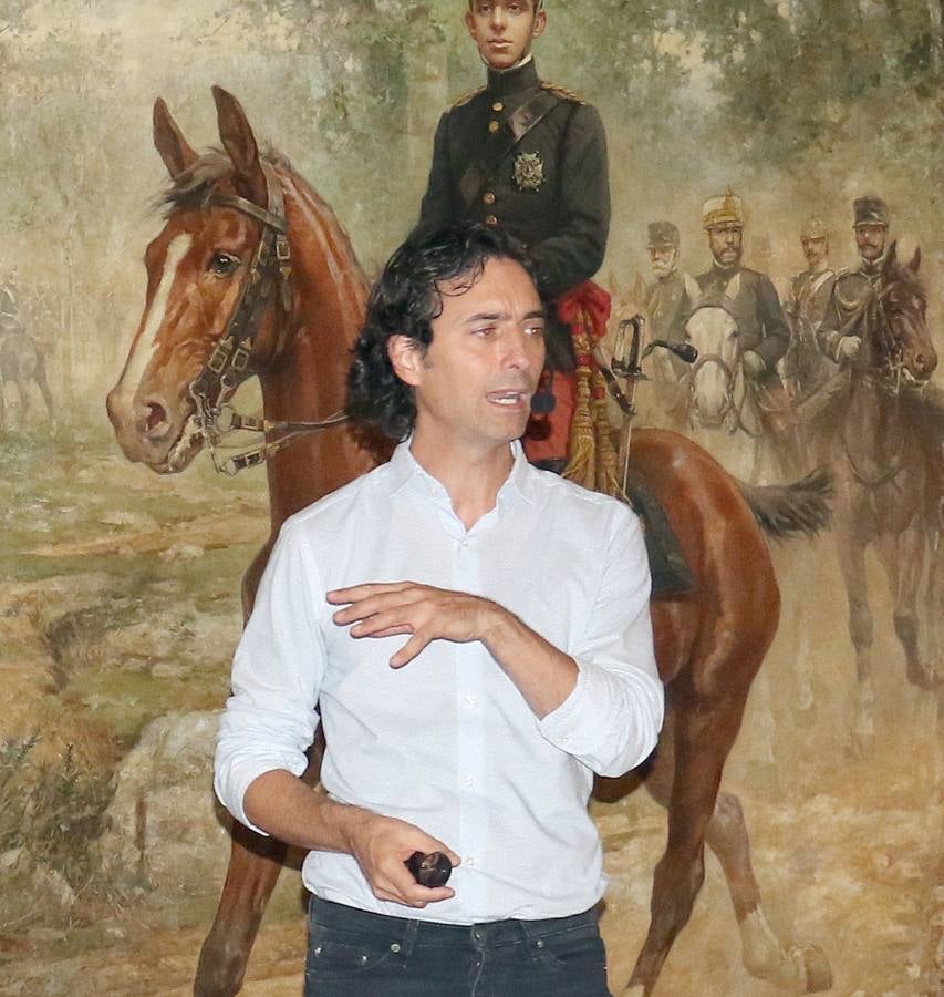 El autor riojano presentó su última novela, 'A merced de un dios salvaje en la Academia de Caballería, en un acto que sirvió como pistoletazo de salida de la nueva temporada del Aula de Cultura