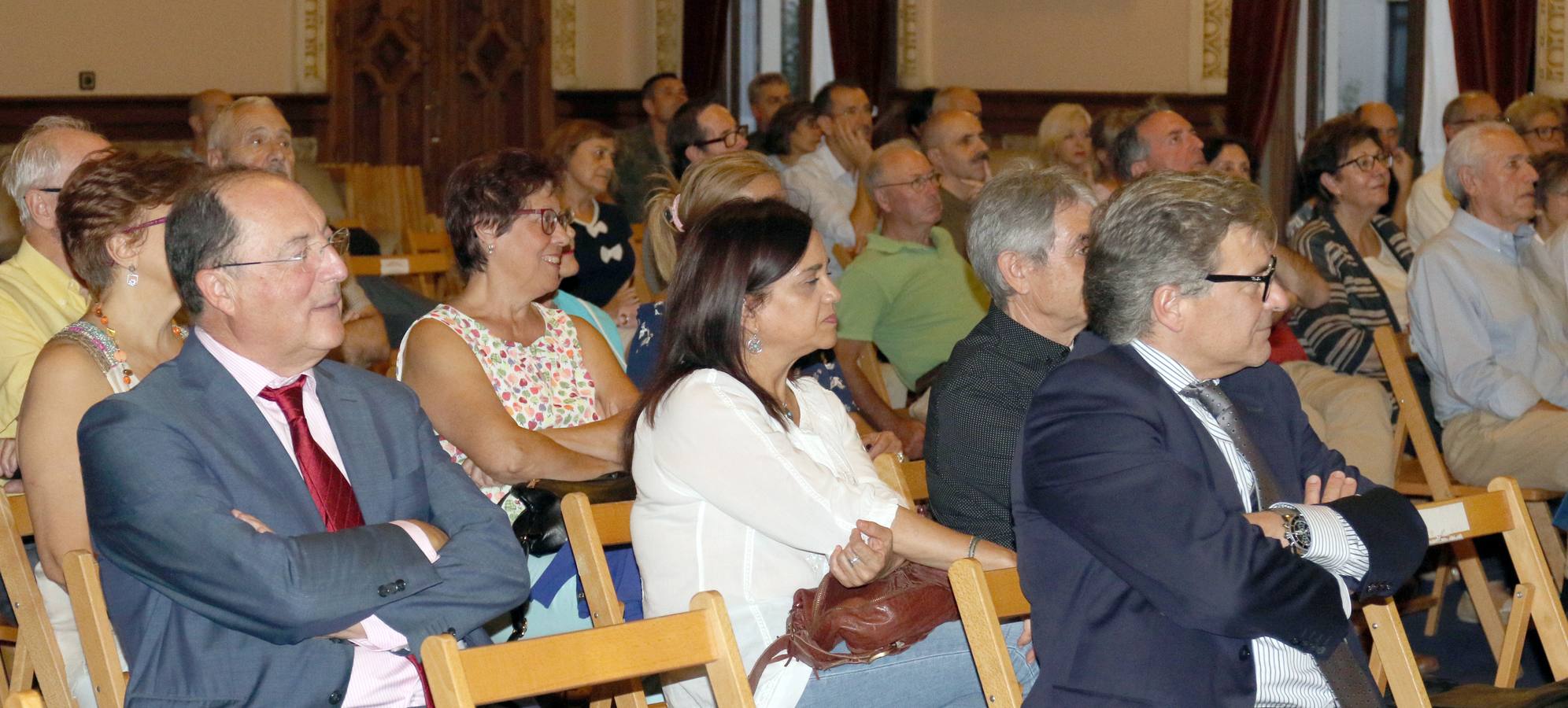El autor riojano presentó su última novela, 'A merced de un dios salvaje en la Academia de Caballería, en un acto que sirvió como pistoletazo de salida de la nueva temporada del Aula de Cultura