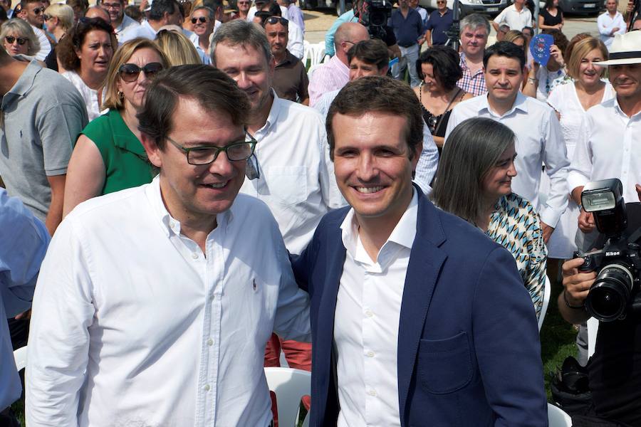 Fernández Mañueco, con Pablo Casado, este mes en Ávila. 
