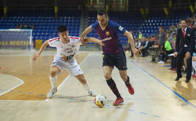 Chus pelea el balón ante Dyego, en el Palau Blaugrana. 