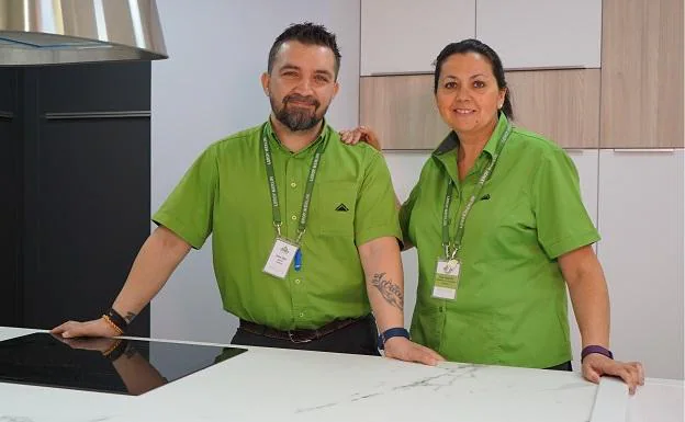 René Valle Sánchez y Olga Aparicio, asesores de proyectos de cocinas en Leroy Merlin Valladolid