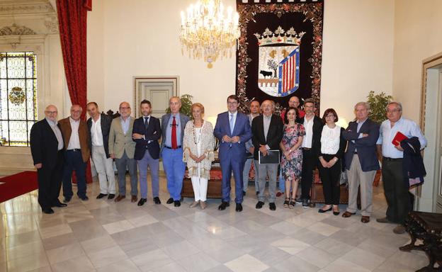 Foto de familia de los integrantes del jurado de los premios.