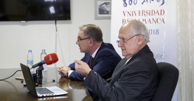 Manuel Elkin Patarroyo, junto al decano de Farmacia de la USAL. 