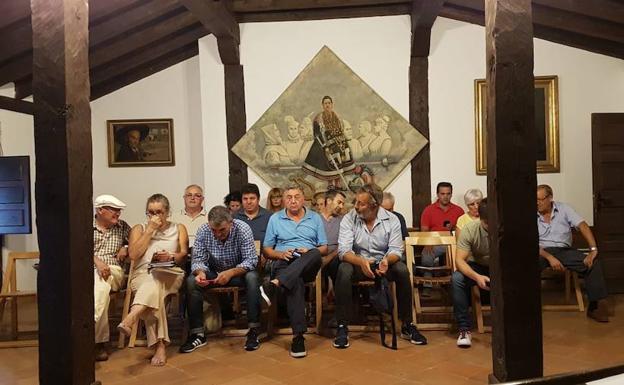 Representantes municipales de diversos pueblos de la Sierra de Francia asistentes a la reunión de la mancomunidad. 