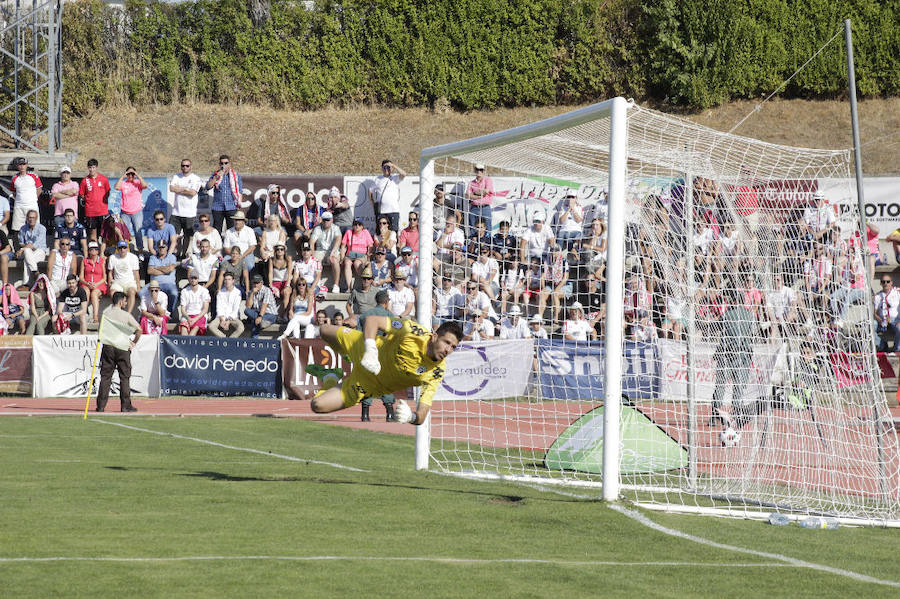 Fotos: Unionistas cae por la mínima ante la Cultural Leonesa (0-1)