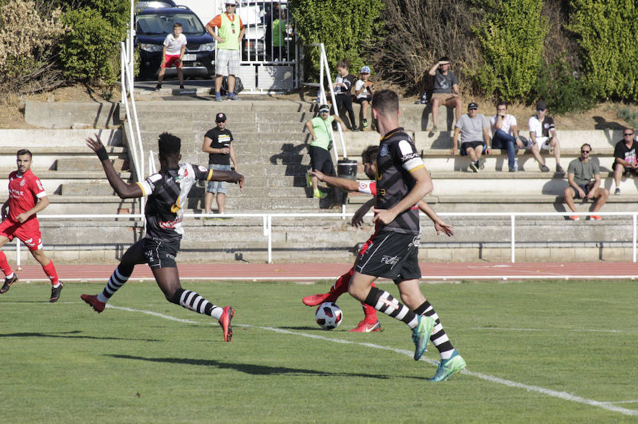 Fotos: Unionistas cae por la mínima ante la Cultural Leonesa (0-1)