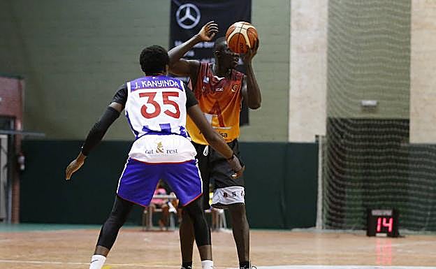 Dieye protege el balón ante un rival.