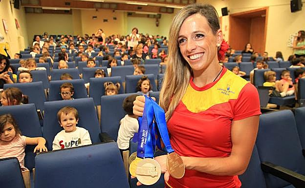 Carolina García, muestra sus medallas en el colegio Fray Juan de la Cruz. 