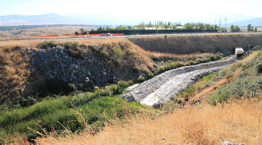 Parte del arroyo Roduelos canalizado por el Ministerio de Fomento durante las obras de desdoblamiento de la SG-20.