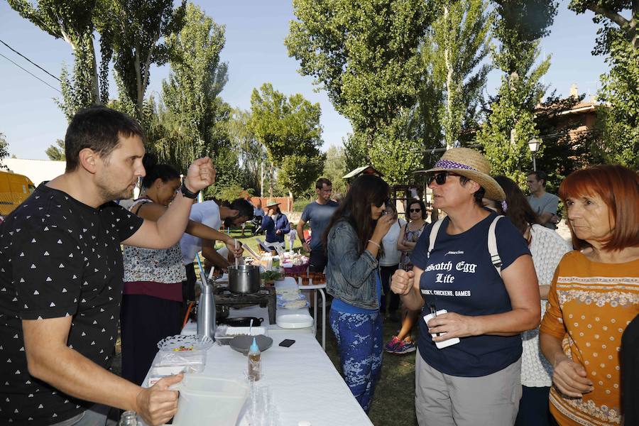 Fotos: Seiscientas personas en la Feria del Tomate de Pinel de Abajo