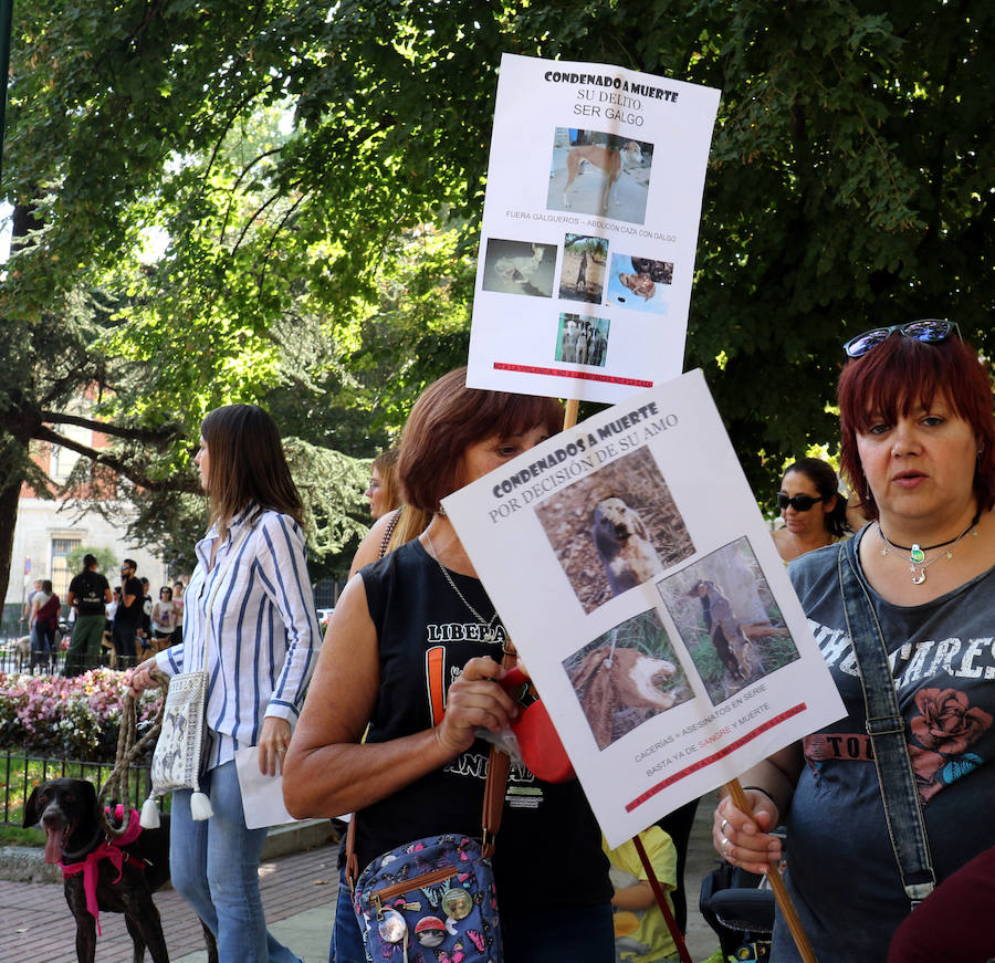 Fotos: Medio millar de personas reclaman justicia para el perro Cooper en Santovenia