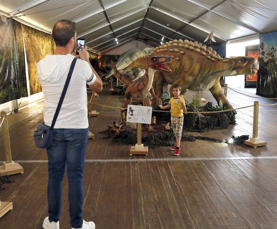 Fotos: Exposición de dinosaurios animatrónicos en el Ferial