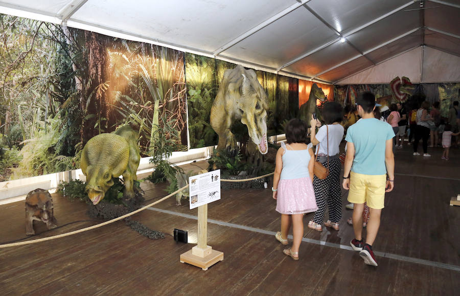 Fotos: Exposición de dinosaurios animatrónicos en el Ferial