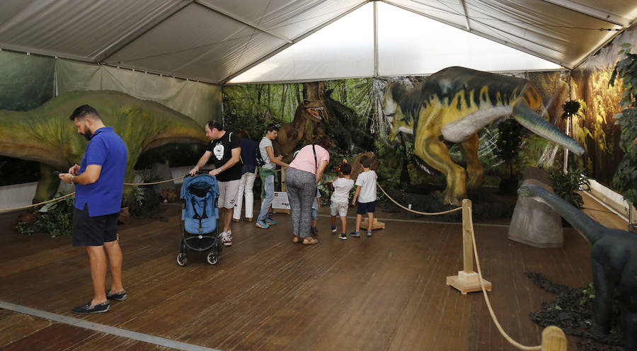 Fotos: Exposición de dinosaurios animatrónicos en el Ferial
