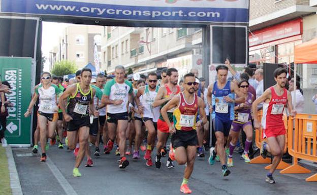 Los corredores toman la salida en Santa Mata. 